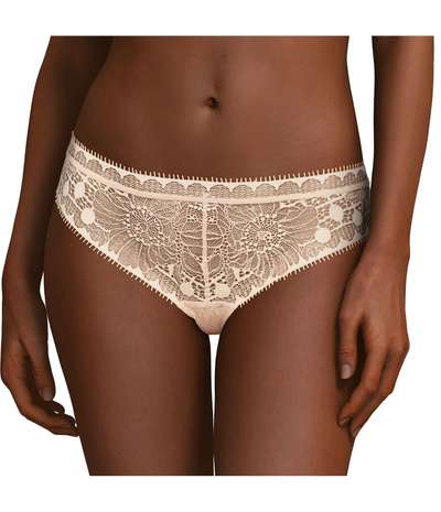 Day To Night Tanga Beige – Beige Stringtrosor från Chantelle