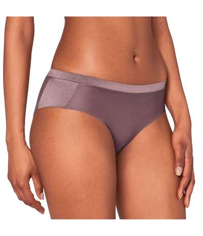 Body Make-Up Soft Touch Hipster Plum – Lila hipstertrosor från Triumph