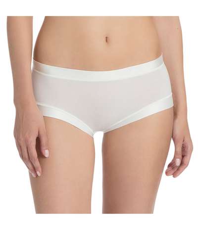 Cate Regular Satin Hipster  Ivory – Vita hipstertrosor från Calida